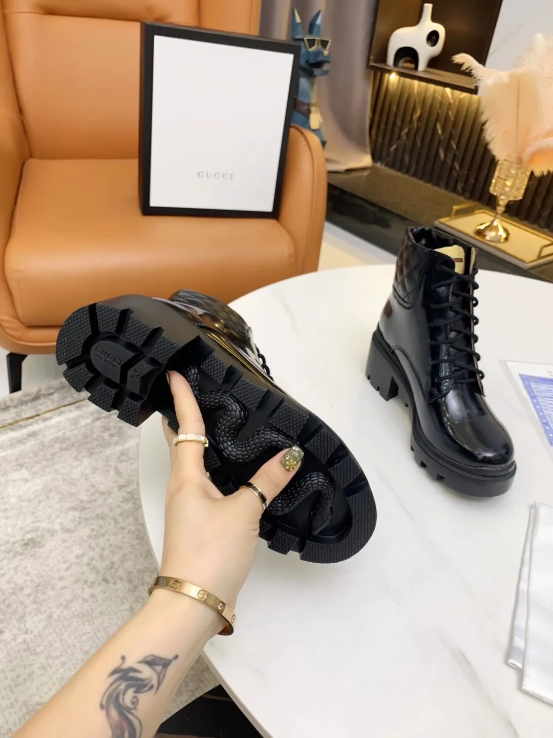 👟👟Ex-factory price 560👟👟 (Electric embroidery on the shoe collar ➕ Oil edge on the upper) The new version of Gucci GUCCI is on sale...🔥 It has a retro British style and is decorated with a LOGO cloth label on the front. Heel height: 6cm Fabric: Imported cowhide, open edge beads, lining/foot pads: upgraded cowhide 🐂 Color: black white open edge beads Code number: 34-40. 34 and 41 42 need to be customized Packaging: Comes with card and cloth bag.